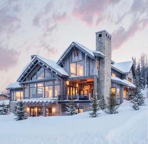 Дом-шале. Зима в горах.