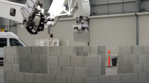 Робот для кладки кирпича Hadrian X увеличил производительность до 200 блоков в час