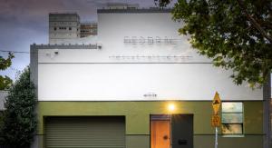 В Мельбурне дизайнер превратила старый завод в роскошный современный дом: фото
