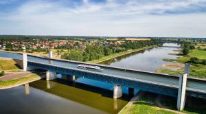 Топ 6 грандіозних водних мостів з різних країн світу
