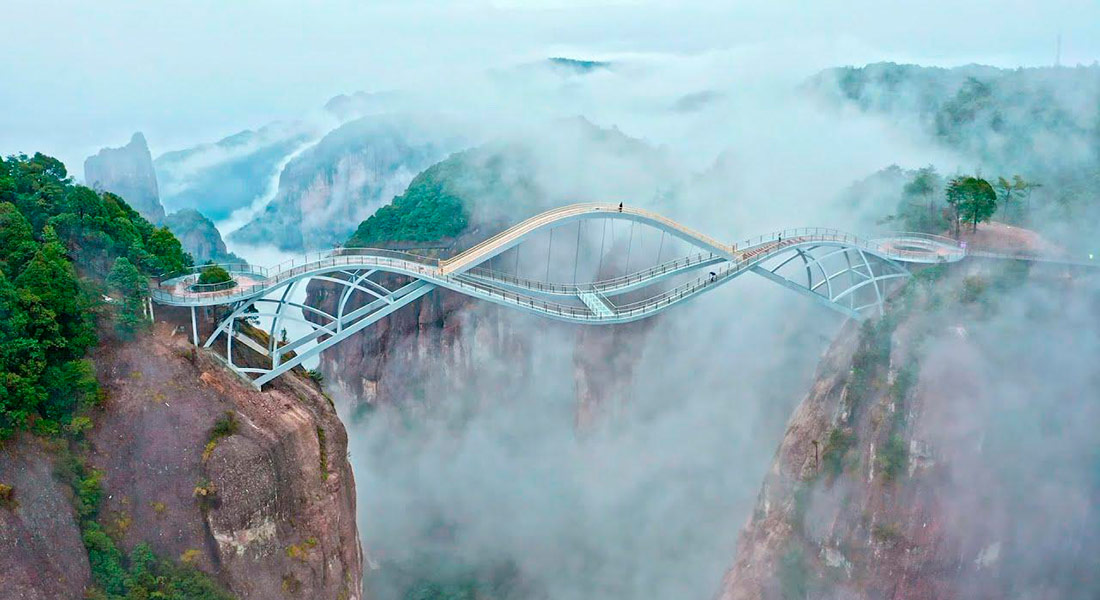 Новинки архитектурных решений: волнообразный стеклянный мост Ruyi в Китае
