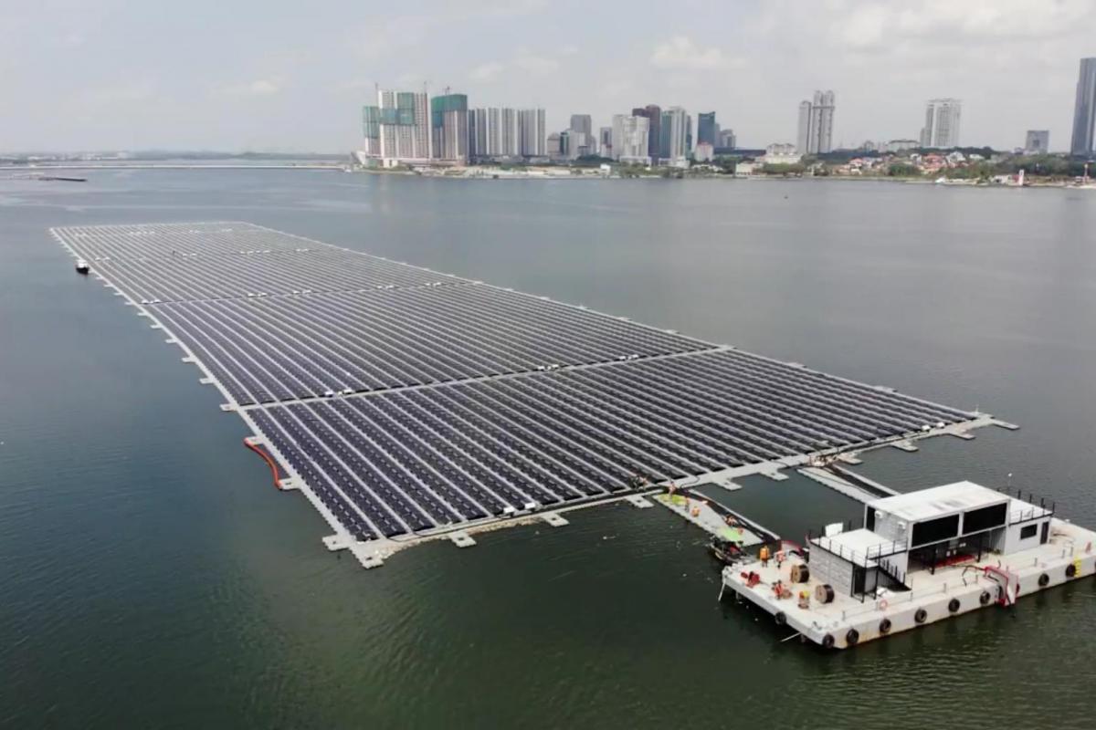 В Сингапуре запущена одна из крупнейших в мире морская солнечная электростанция