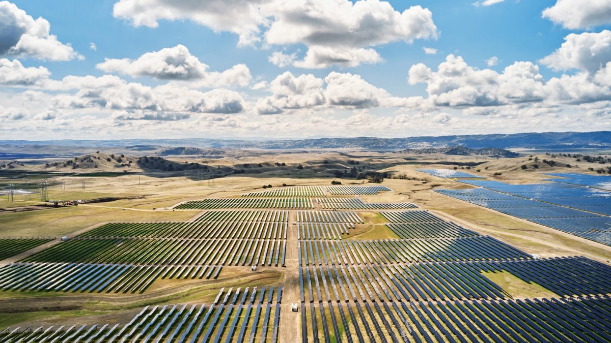 Apple побудує найбільше в США сховище сонячної енергії