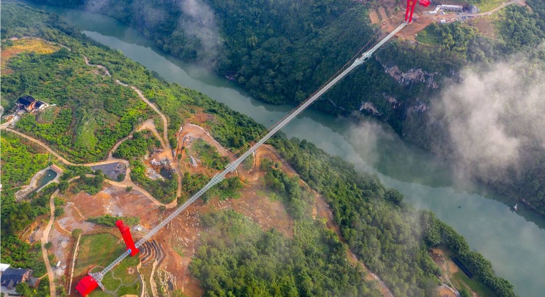 Самый длинный стеклянный мост в мире построили в Китае