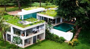 Необычный сад: зеленая площадка для отдыха на крыше коттеджа