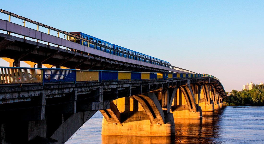 Велодорожки и подсветка: в Киеве отремонтируют мост Метро впервые с 1965 года