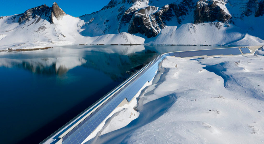 В Альпах стартовало строительство первой вертикальной солнечной электростанции на дамбе