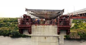 Компания Onur начала установку 2,4 тыс. т металлоконструкций моста в Запорожье