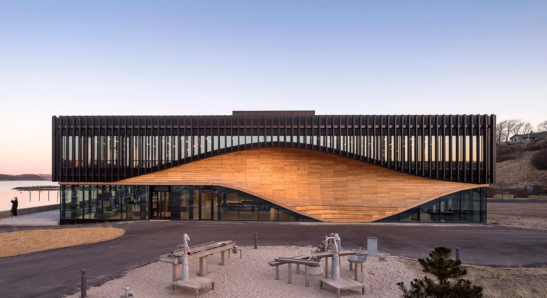 В Дании построили климатический центр с фасадом-лавкой