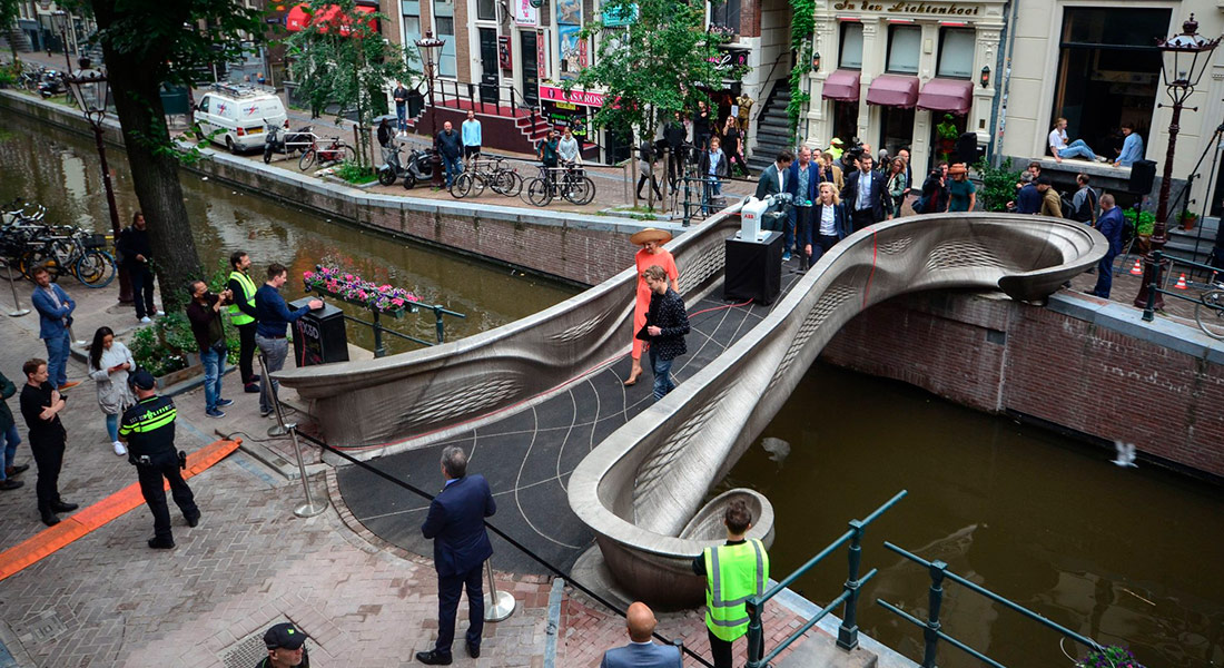 В Амстердамі відкрили перший у світі надрукований на 3D-принтері сталевий міст