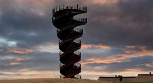 Архитекторы BIG построили 25-метровую смотровую башню в форме двойной спирали