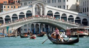В Венеции реставрировали самый старый мост