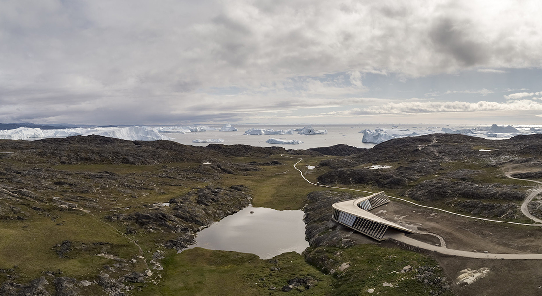 Архитектурные шедевры: центр климатических исследований с видом на айсберги ледяного фьорда Кангиа