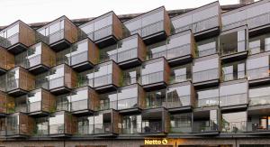 Архитектура: в Копенгагене обновили здание 1960-х годов с помощью стеклянных балконов