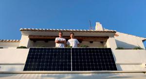 Іспанський стартап виготовив спеціальні сонячні панелі для балконів