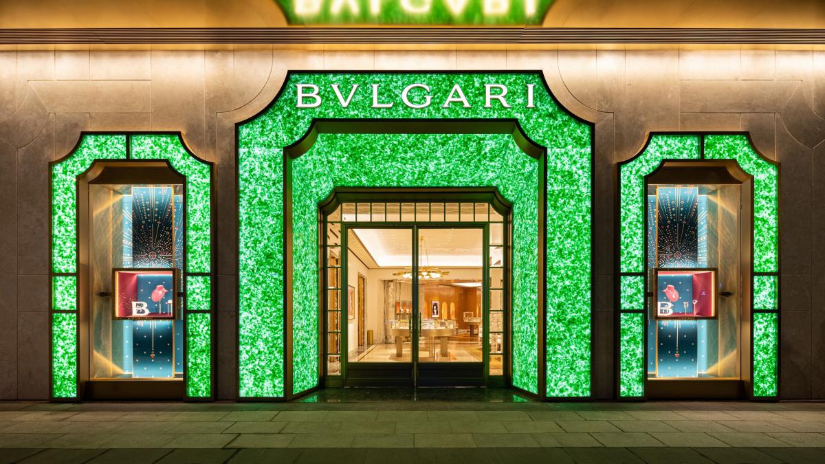 Архитектурная студия MVRDV оформила фасад нового магазина Bvlgari с помощью переработанных бутылок