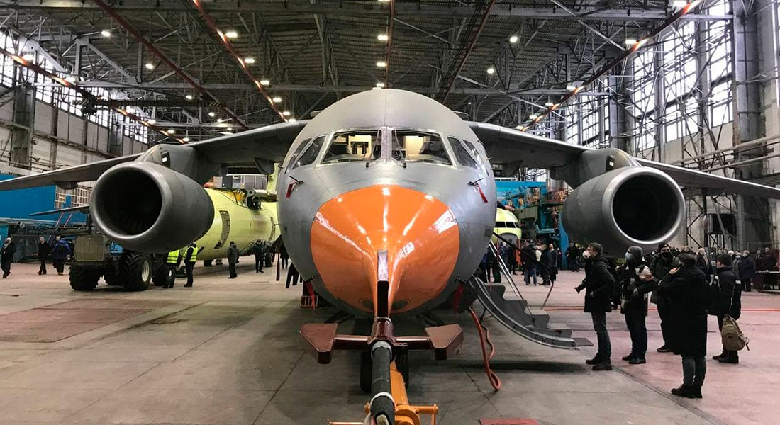 «Антонов» представил первый военно-транспортный самолет с цифровым управлением