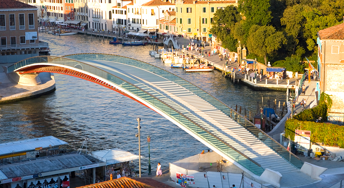 Новости архитектуры: в Венеции за 500 000 евро переделают мост из стекла – он оказался непрактичным