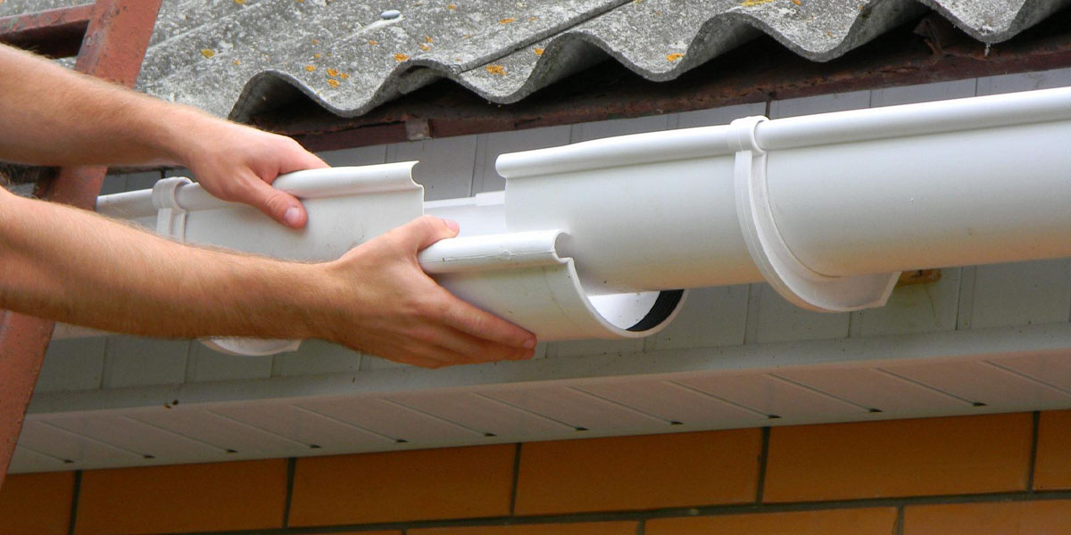 Как установить водостоки, если крыша уже покрыта: 4 возможных способа