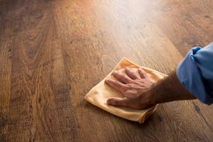 Как чистить и ухаживать за деревянными поверхностями внутри помещения