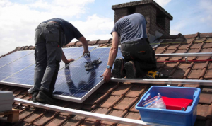 Як встановити сонячні панелі на дах приватного будинку