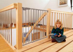 Як зробити сходи приватного будинку безпечними для дітей