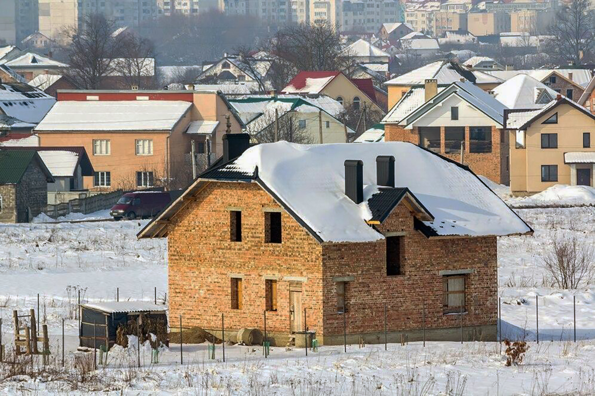 Особенности строительства дома зимой