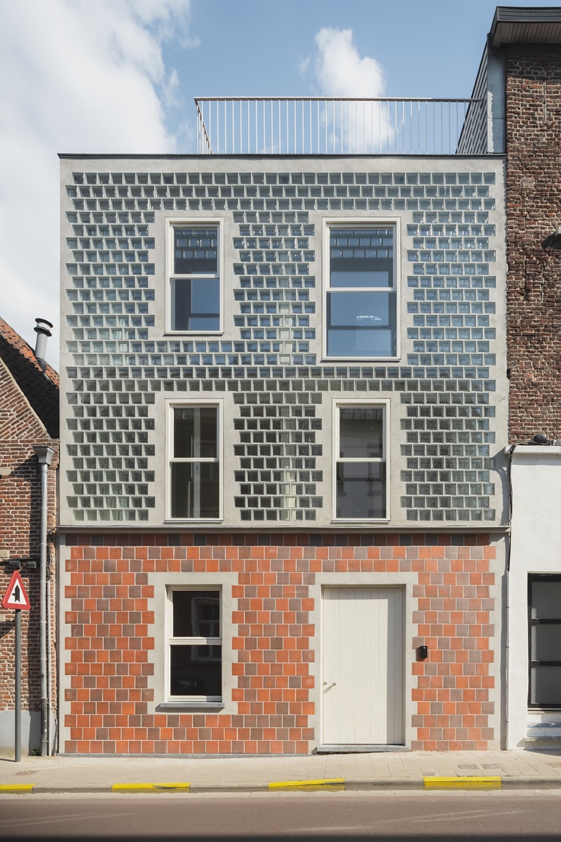 Стеклянно-кирпичный дом от архитектурного бюро Delmulle Delmulle Architecten выделяется «перевернутым» двойным фасадом