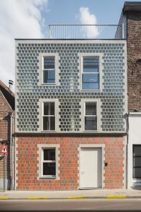 Стеклянно-кирпичный дом от архитектурного бюро Delmulle Delmulle Architecten выделяется «перевернутым» двойным фасадом