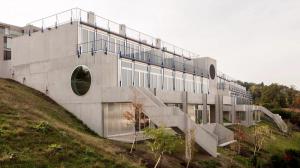 Buchner Brundler Architekten завершает строительство жилых домов в Швейцарии, украшая их яркими деталями