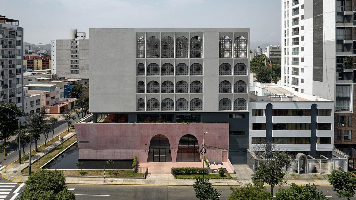 51-1 Arquitectos створює монастир із рожевого бетону в Перу