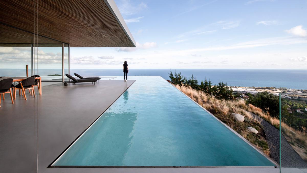 Архитектурное бюро Strom Architects сводит проект дома в Барселоне к «самым существенным элементам»