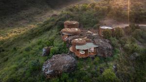 Сафарі-курорт Suyian Lodge в Кенії «відчуває себе глибоко інтегрованим» у навколишнє середовище