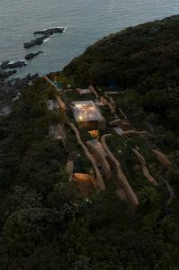 NOT A HOTEL: YAKUSHIMA – коли архітектура зливається з природою