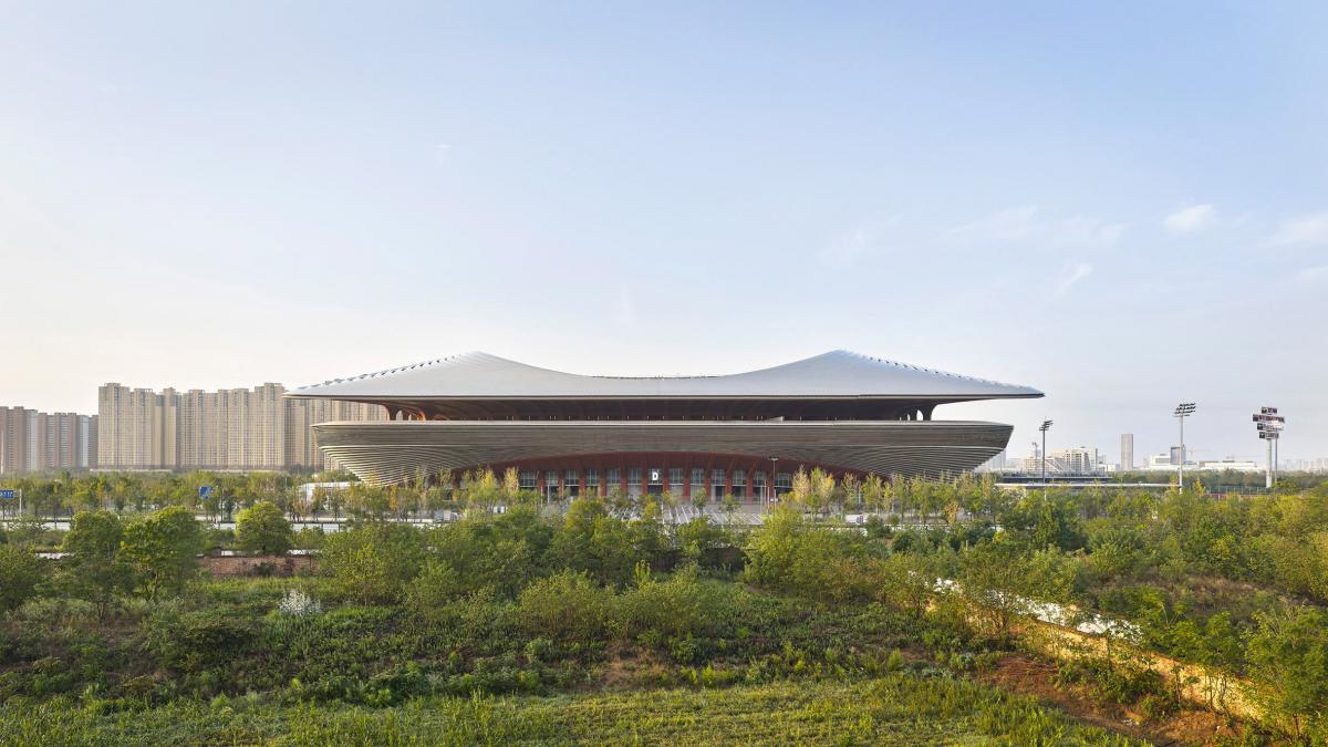 Архитектурное бюро Zaha Hadid Architects завершило строительство стадиона в форме седла в Сиане