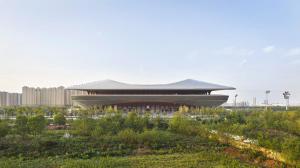 Архитектурное бюро Zaha Hadid Architects завершило строительство стадиона в форме седла в Сиане