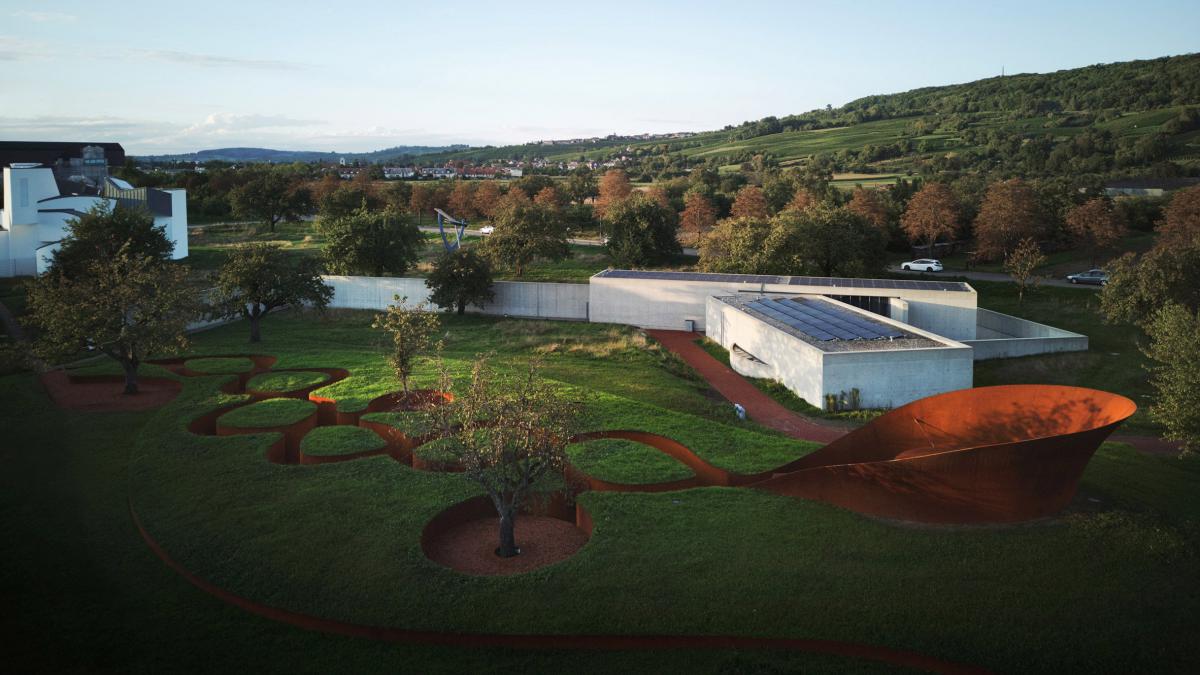 "Doshi Retreat" - змієподібний символ тиші на кампусі Vitra в Німеччині