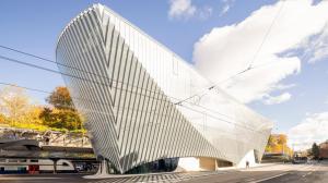 Santiago Calatrava добавляет угловой офисный дом к вокзалу Цюриха