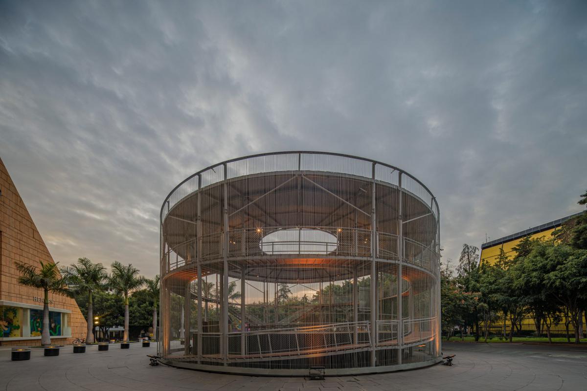 Водоспад із ланцюгів: як Lanza Atelier перетворили павільйон на Мехіко на арт-об'єкт