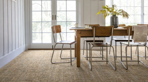 Ковер в столовой: уют или головная боль? 