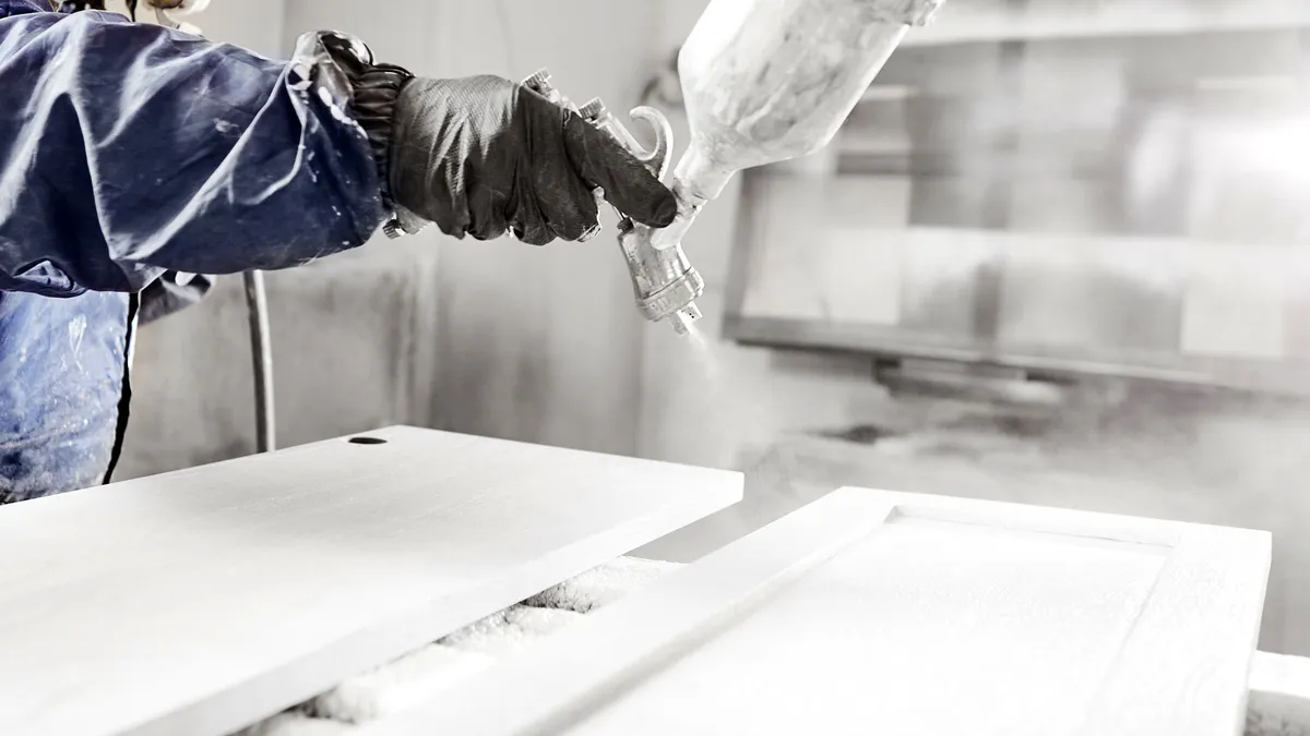 Як пофарбувати кухонні шафи розпилювачем і досягти заводського ефекту