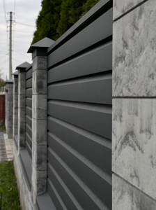 Стильний компроміс: чому паркани жалюзі стають вибором №1 для сучасних котеджів