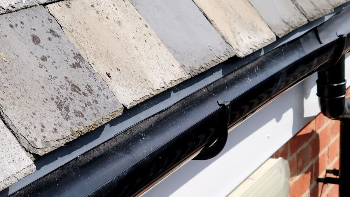 Сколько стоит заменить водостоки: советы экспертов и реальные цифры