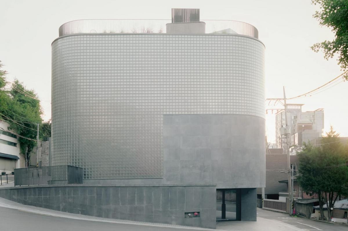 WOOYOUNGMI в Сеуле: монолитная архитектура, вдохновлённая модой