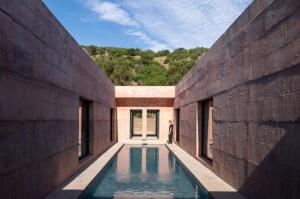 Рожевий бетон та геометрична поезія: будинок Lima House на узбережжі Чилі