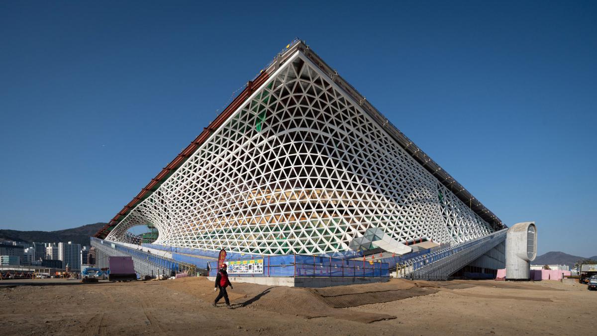 Опера майбутнього на березі: будівництво Busan Opera House від Snohetta