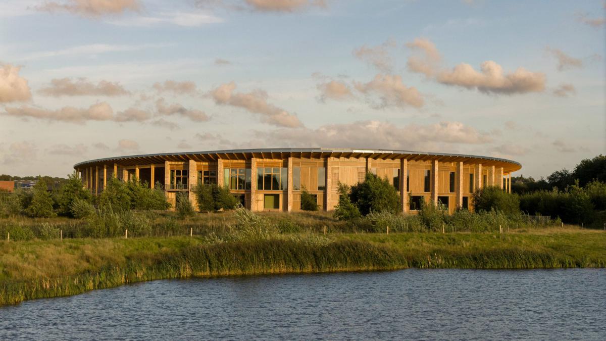 «Живий підручник»: як у Данії побудували коледж, який сам навчає ремеслу