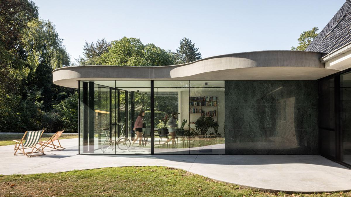 Сад як продовження вдома: як Studio Okami Architecten переосмислили сімейну віллу в Бельгії