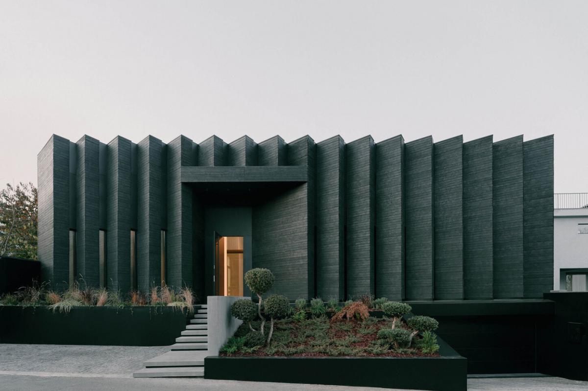 Перевернутый дом в Тбилиси: когда архитектура становится собственным забором