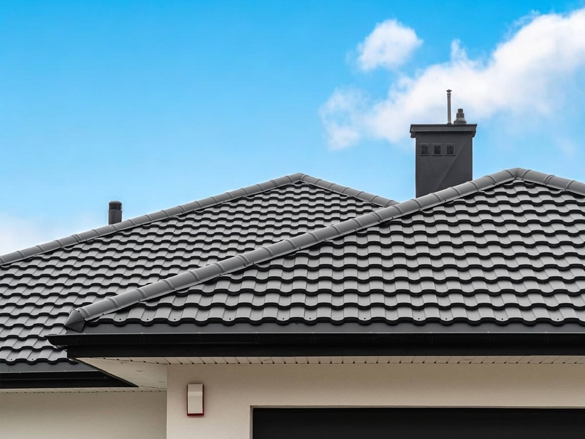 Покрівля з металочерепиці: як зберегти її вигляд на довгі роки?